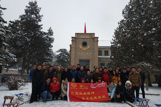 延安中央大会堂合影(微文）.jpg