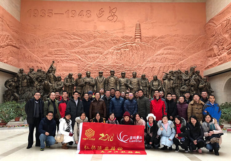 革命留想馆合影(文中）.jpg