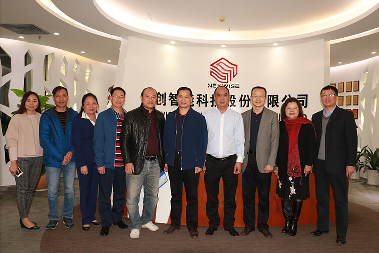 与南沙街商聚合影(官首）.jpg